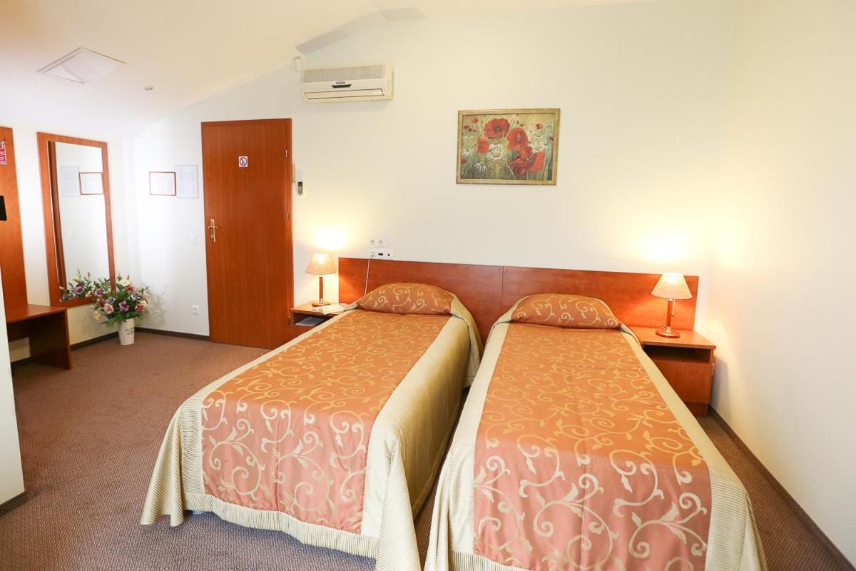 Smelyne Hotel Panevezys Exterior photo